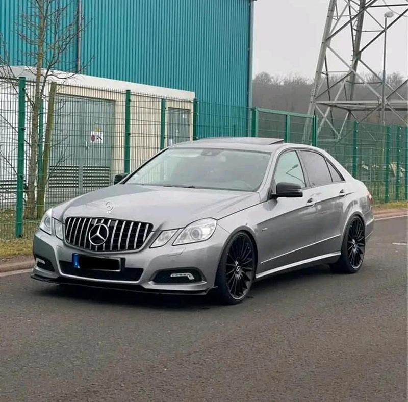 Grau Gebraucht 2010 Mercedes E350 Limousine | 9.999 € (Fairer Preis) - Bild 1/4