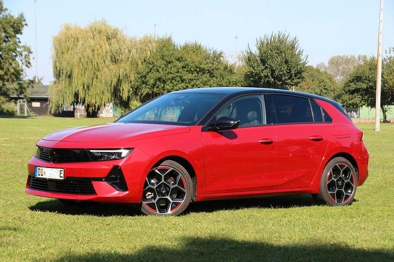 Gebraucht Opel Astra 181 PS (133 kW) 2023 Rot Limousine