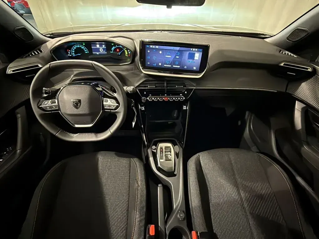 Neu Peugeot 2008 Business-Line 145 PS (106 kW) 2025 Schwarz SUV