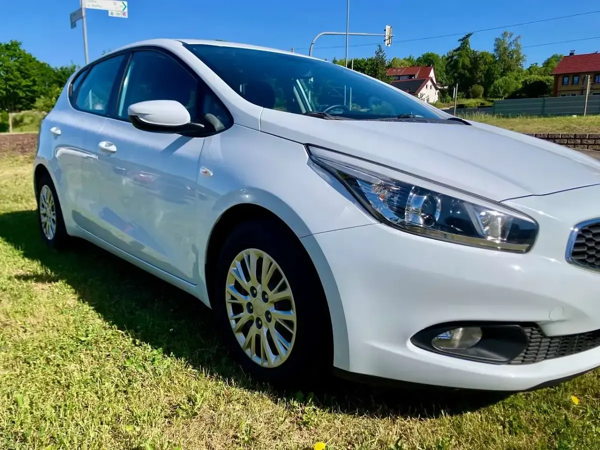 Gebraucht Kia Ceed Attract 99 PS (72 kW) 2014 (wd) carraraweiss Kleinwagen