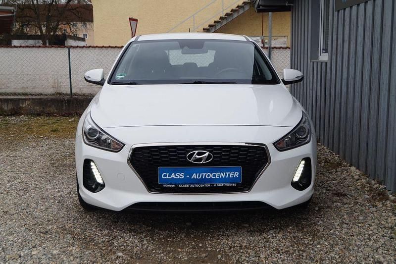 Gebraucht Hyundai i30 Select 120 PS (88 kW) 2017 Weiß Limousine