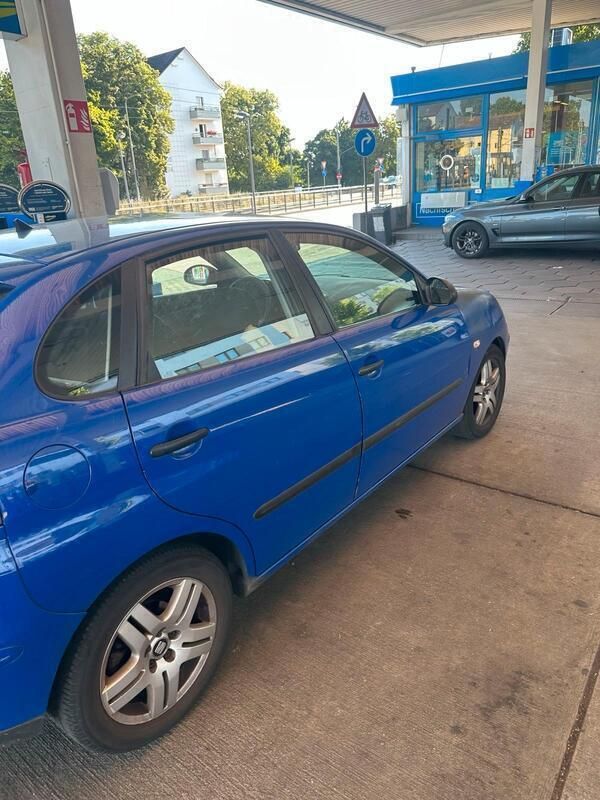 Blau Gebraucht 2004 Seat Ibiza Limousine | 1.000 € (Fairer Preis) - Bild 1/3
