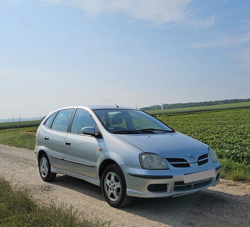 Silber Gebraucht 2004 Nissan Almera Tino Van / Kleinbus | 2.300 € (Guter Preis) - Bild 1/4
