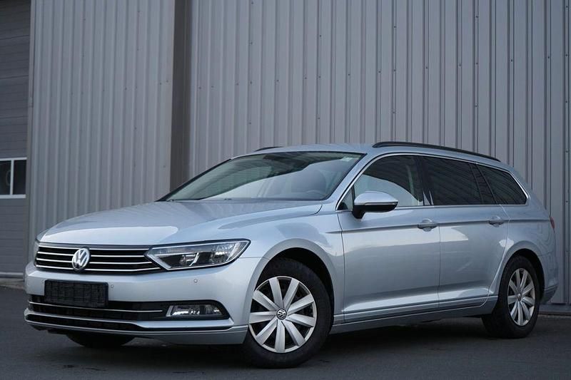 Silber Gebraucht 2017 VW Passat Comfortline Kombi | 8.490 € (Superpreis) - Bild 1/4