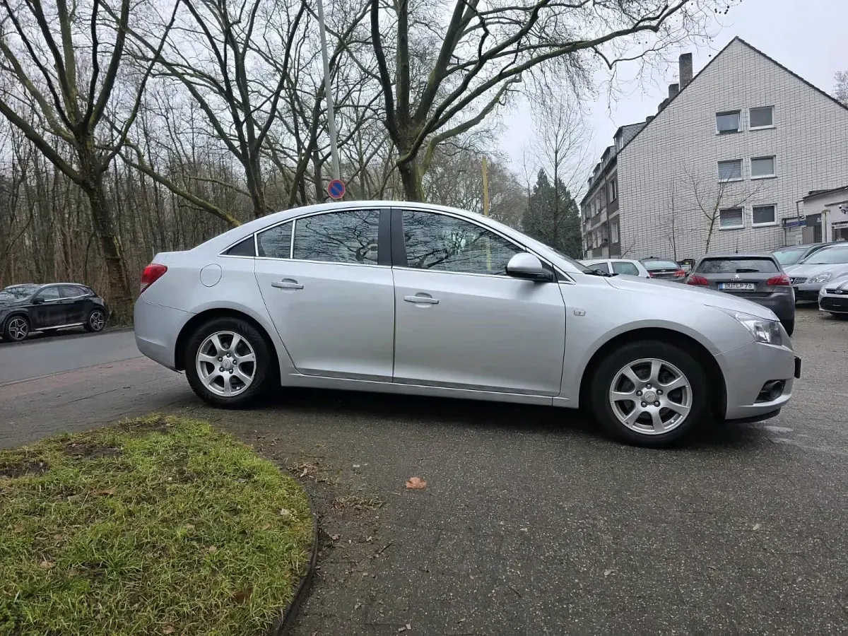 Gebraucht Chevrolet Cruze 163 PS (119 kW) 2012 Silber Limousine