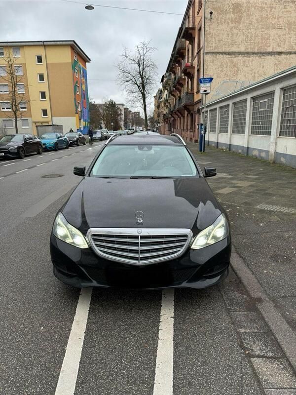 Schwarz Gebraucht 2013 Mercedes E300 Elegance Kombi | 10.500 € (Superpreis) - Bild 1/4