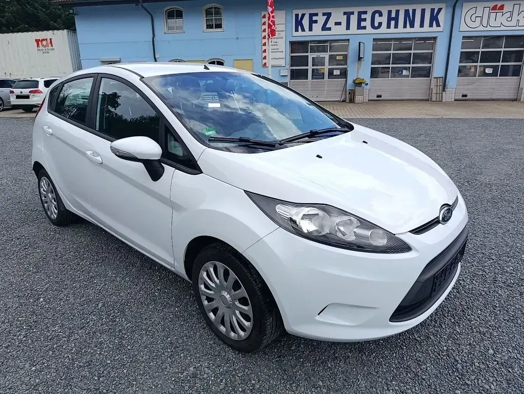 Gebraucht Ford Fiesta Trend 82 PS (60 kW) 2011 Weiß Limousine
