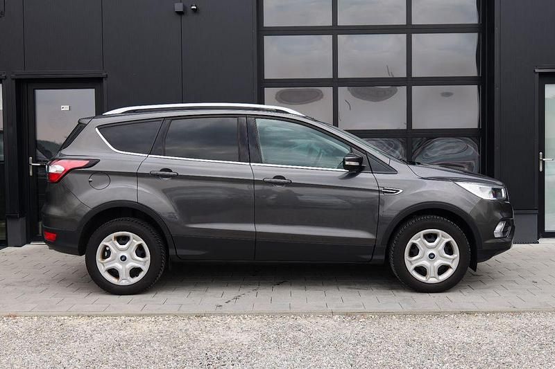 Gebraucht Ford Kuga Trend 120 PS (88 kW) 2019 Grau SUV