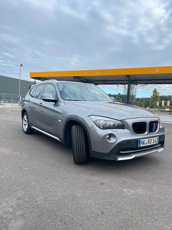 Silber Gebraucht 2010 BMW X1 SUV | 8.600 € (Fairer Preis) - Bild 1/4