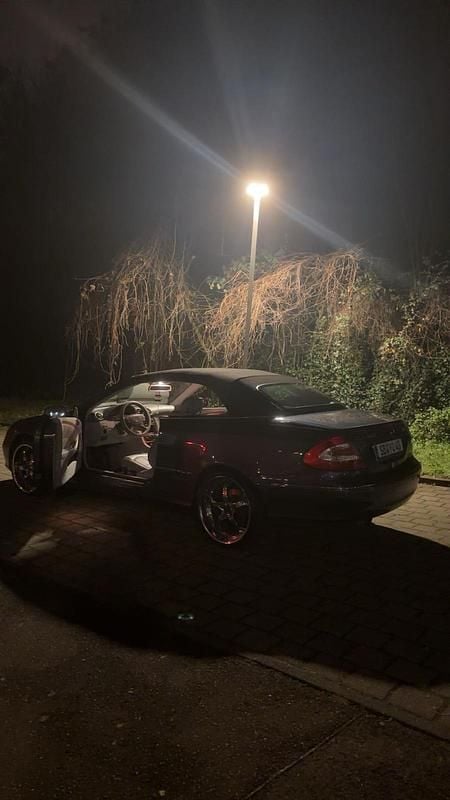 Blau Gebraucht 2003 Mercedes CLK200 Cabrio | 7.800 € - Bild 1/4