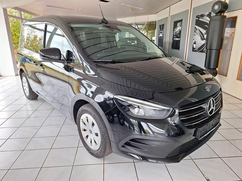 Schwarz Gebraucht 2023 Mercedes 180 Limousine | 18.470 € (Superpreis) - Bild 1/4
