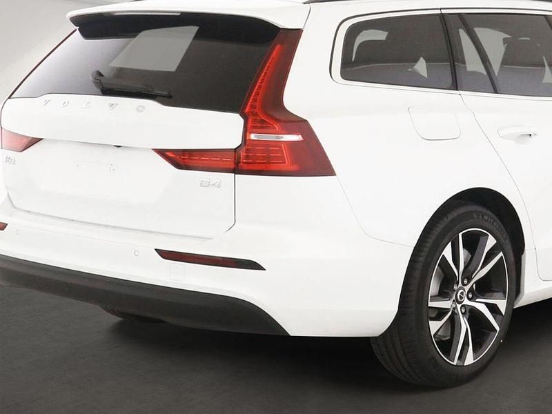 Gebraucht Volvo V60 Core 197 PS (144 kW) 2024 Crystal white pearl / metallic Kombi