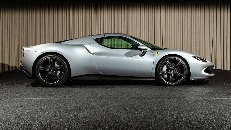 Neu Ferrari 296 2025 Silber Cabrio