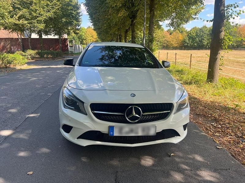 Weiß Gebraucht 2016 Mercedes CLA220 Limousine | 9.500 € (Superpreis) - Bild 1/4