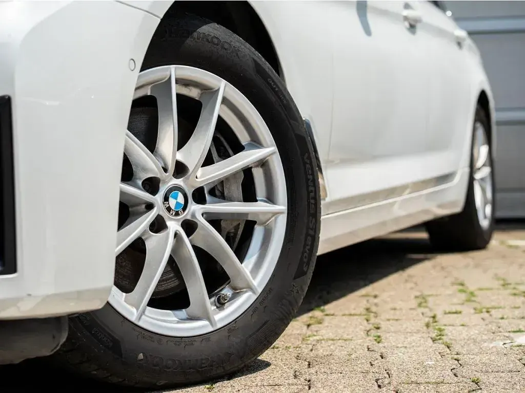 Gebraucht BMW 530 Sport Line 286 PS (210 kW) 2023 Mineralweiß metallic (metallic) Kombi