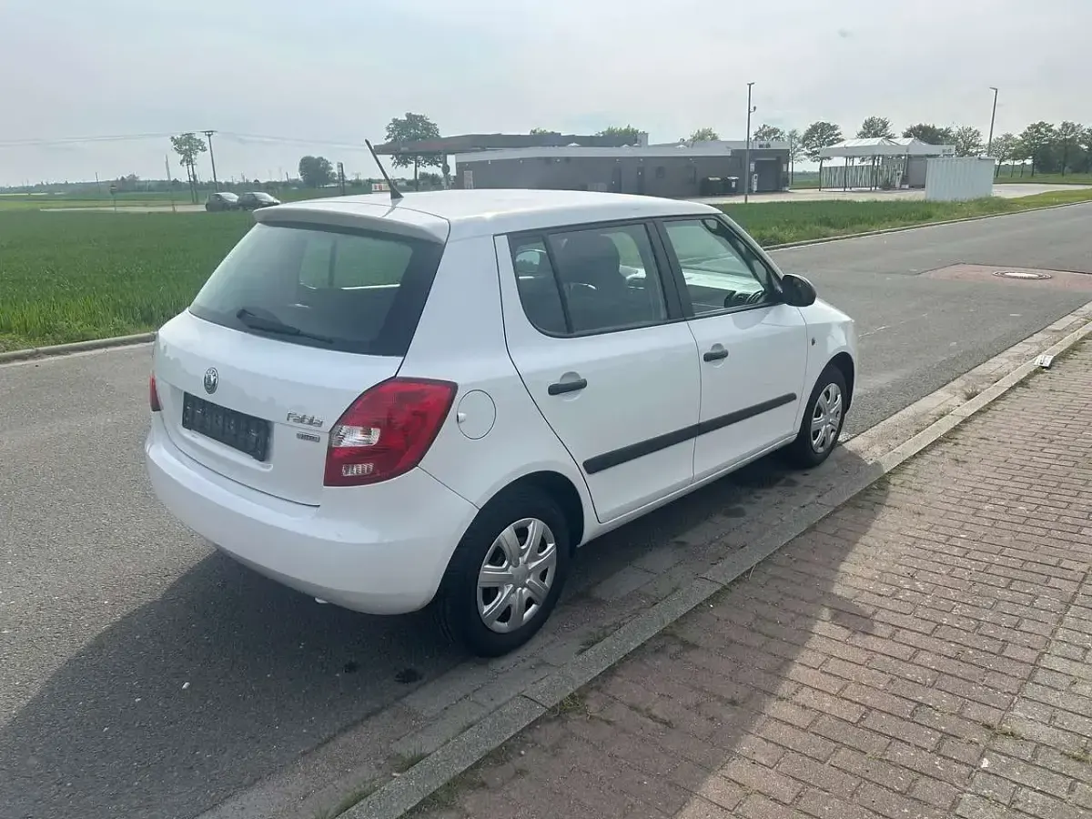 Gebraucht Skoda Fabia 60 PS (44 kW) 2011 Weiß Limousine
