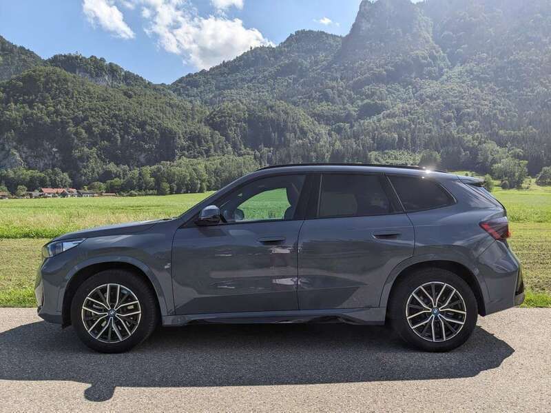 Grau Gebraucht 2023 BMW iX1 M Sport SUV | 49.000 € (Teuer) - Bild 1/4