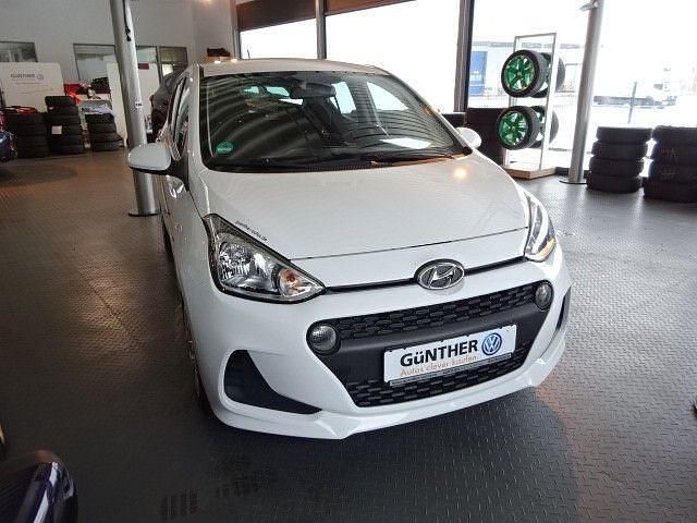 Gebraucht Hyundai i10 Trend 67 PS (49 kW) 2019 Weiß Kleinwagen