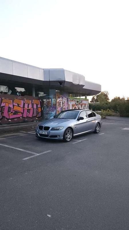 Blau Gebraucht 2009 BMW 318 Sport Line Limousine | 7.190 € (Fairer Preis) - Bild 1/3