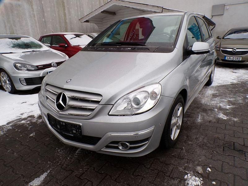 Gebraucht Mercedes B180 116 PS (85 kW) 2010 Silber Van / Kleinbus