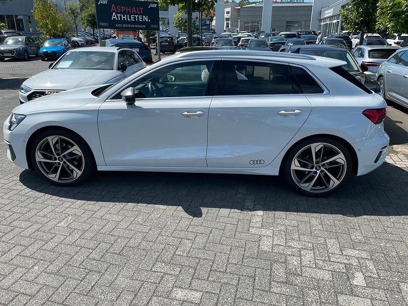 Weiß Gebraucht 2021 Audi A3 Sportback Kleinwagen | 29.500 € (Teuer) - Bild 1/4