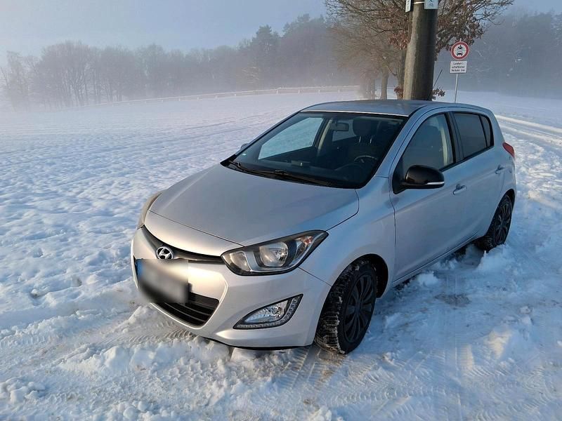 Silber Gebraucht 2014 Hyundai i20 Kleinwagen | 4.250 € (Fairer Preis) - Bild 1/4