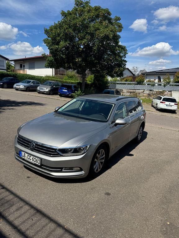 Grau Gebraucht 2017 VW Passat Comfortline Limousine | 14.200 € (Guter Preis) - Bild 1/4