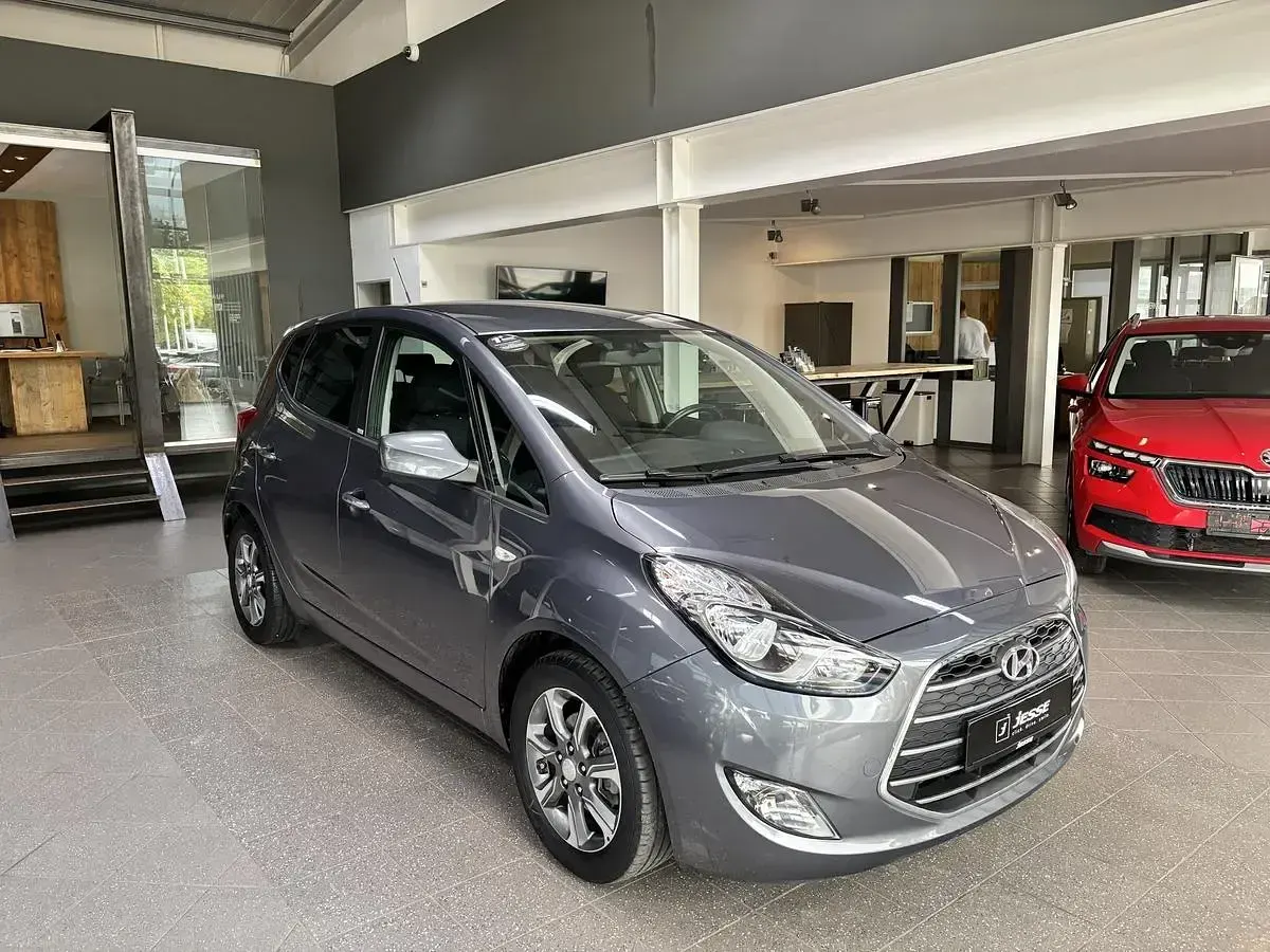 Gebraucht Hyundai ix20 Passion 90 PS (66 kW) 2016 Grau metallic Kleinwagen