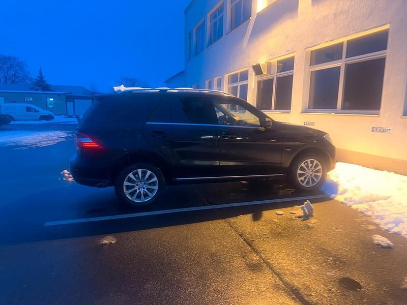Gebraucht Mercedes ML350 244 PS (179 kW) 2012 Schwarz SUV