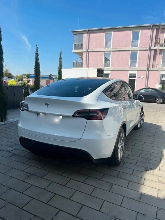Weiß Gebraucht 2023 Tesla Model Y Standard Range SUV | 30.969 € (Superpreis) - Bild 1/4