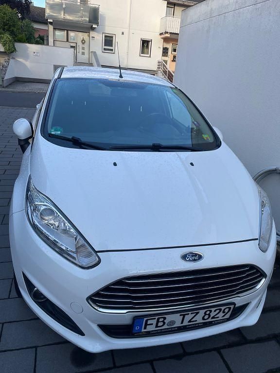 Weiß Gebraucht 2016 Ford Fiesta SYNC Edition Kleinwagen | 5.500 € (Etwas zu teuer) - Bild 1/4
