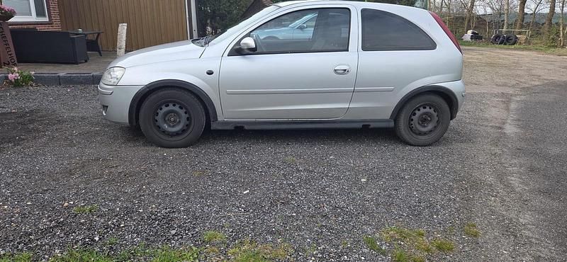 Usata Opel Corsa 85 CV (62 kW) 2006 Argento Utilitaria