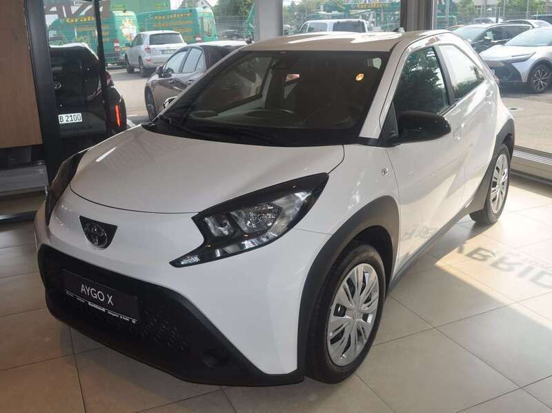 Super white 2 Neu 2024 Toyota Aygo Business Edition Kleinwagen | 16.350 € - Bild 1/4