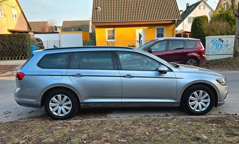 Gebraucht VW Passat 122 PS (89 kW) 2023 Silber Kombi