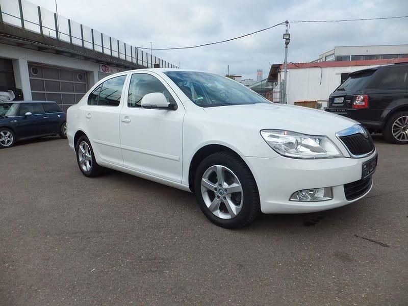 Weiß Gebraucht 2011 Skoda Octavia Elegance Limousine | 4.400 € (Superpreis) - Bild 1/4