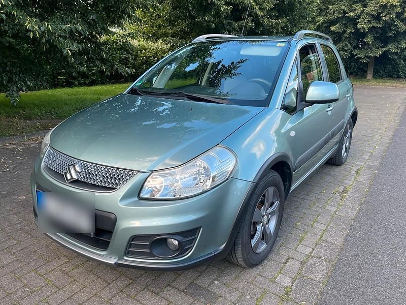 Grün Gebraucht 2011 Suzuki SX4 Limited SUV | 5.490 € - Bild 1/4