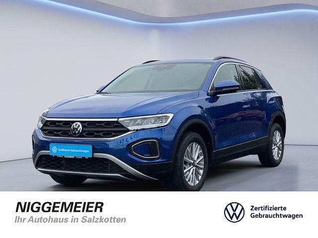 Ravennablau metallic (metallic) Gebraucht 2024 VW T-Roc Life SUV | 25.480 € (Fairer Preis) - Bild 1/4