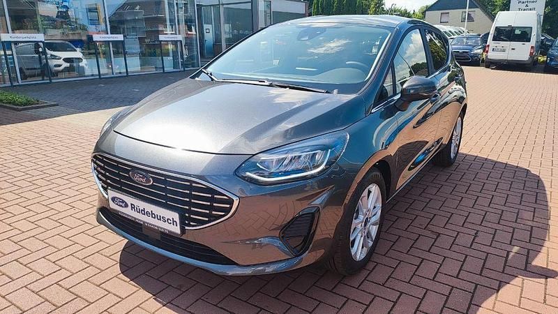 Grau Gebraucht 2023 Ford Fiesta Titanium Kleinwagen | 19.490 € (Fairer Preis) - Bild 1/4