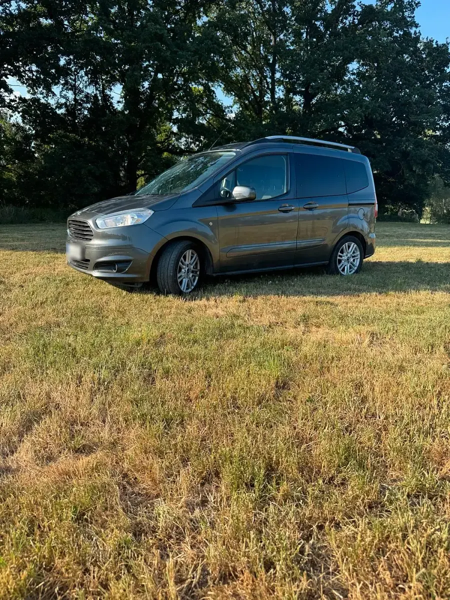 Gebraucht Ford Tourneo Courier Titanium 101 PS (74 kW) 2018 Grau Van / Kleinbus