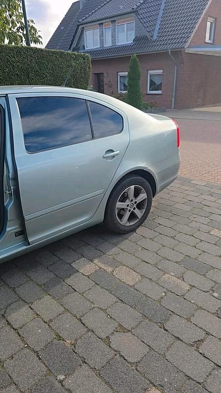 Gebraucht Skoda Octavia 105 PS (77 kW) 2012 Grün Limousine