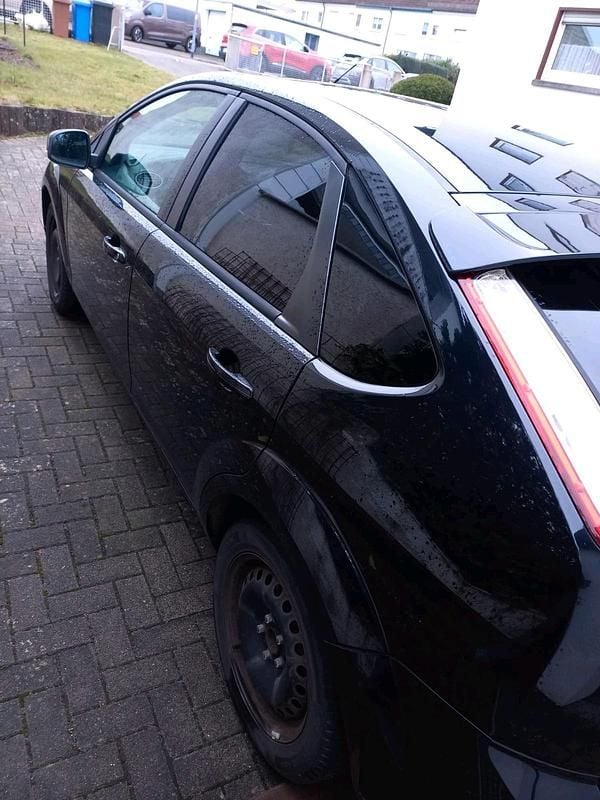 Gebraucht Ford Focus 100 PS (73 kW) 2010 Schwarz Kleinwagen