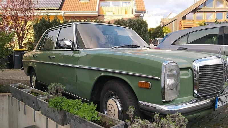 Grün Gebraucht 1975 Mercedes 200 Limousine | 16.900 € - Bild 1/4