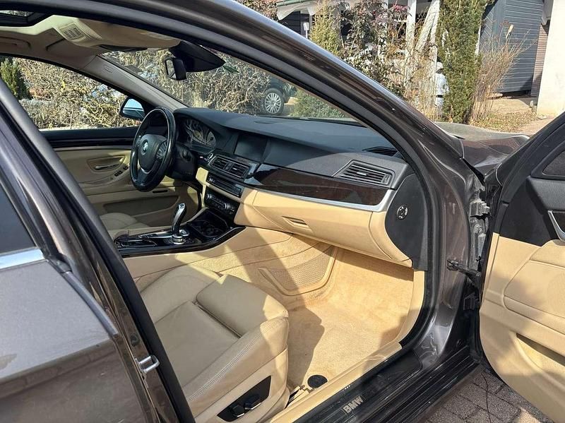Gebraucht BMW 520 184 PS (135 kW) 2012 Braun Limousine