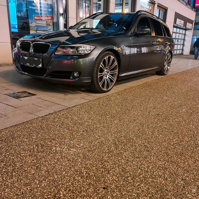 Grün Gebraucht 2009 BMW 320 Kombi | 5.500 € (Fairer Preis) - Bild 1/4