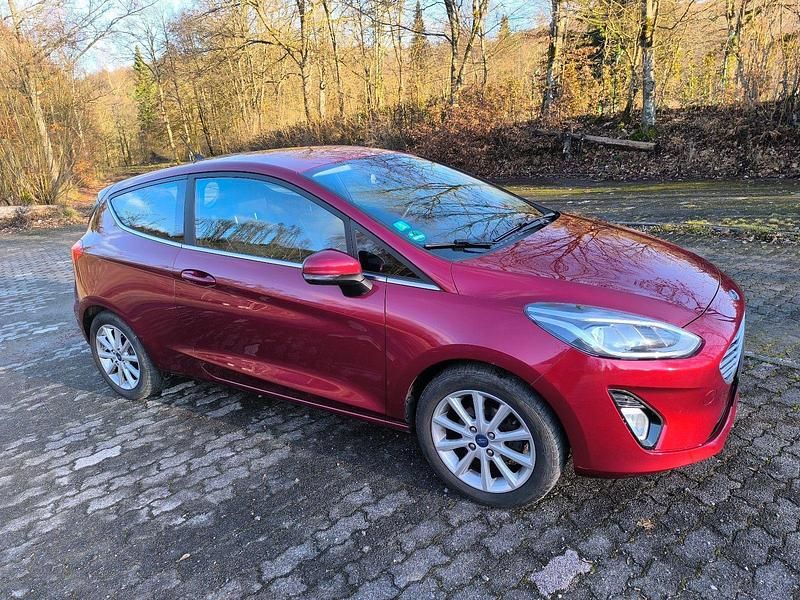 Gebraucht Ford Fiesta Titanium 125 PS (91 kW) 2018 Rot Kleinwagen