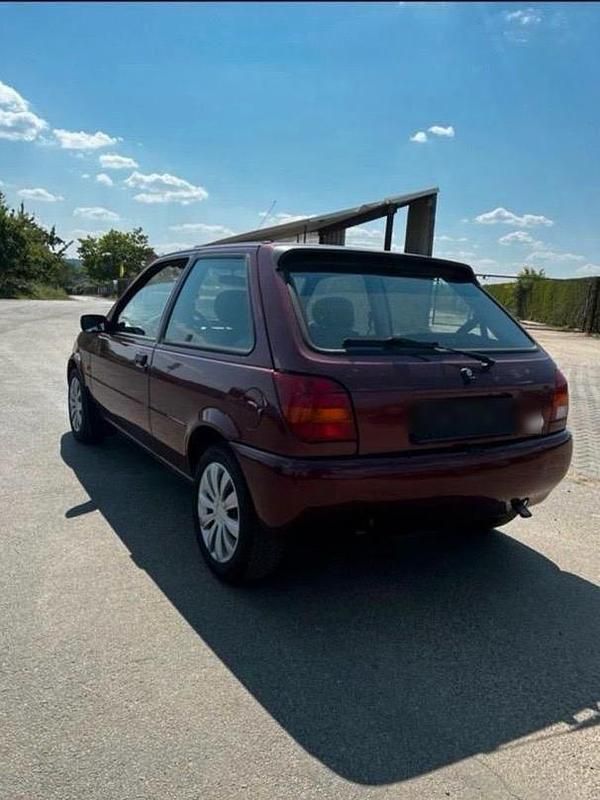 Gebraucht Ford Fiesta 73 PS (53 kW) 1993 Violet Kleinwagen