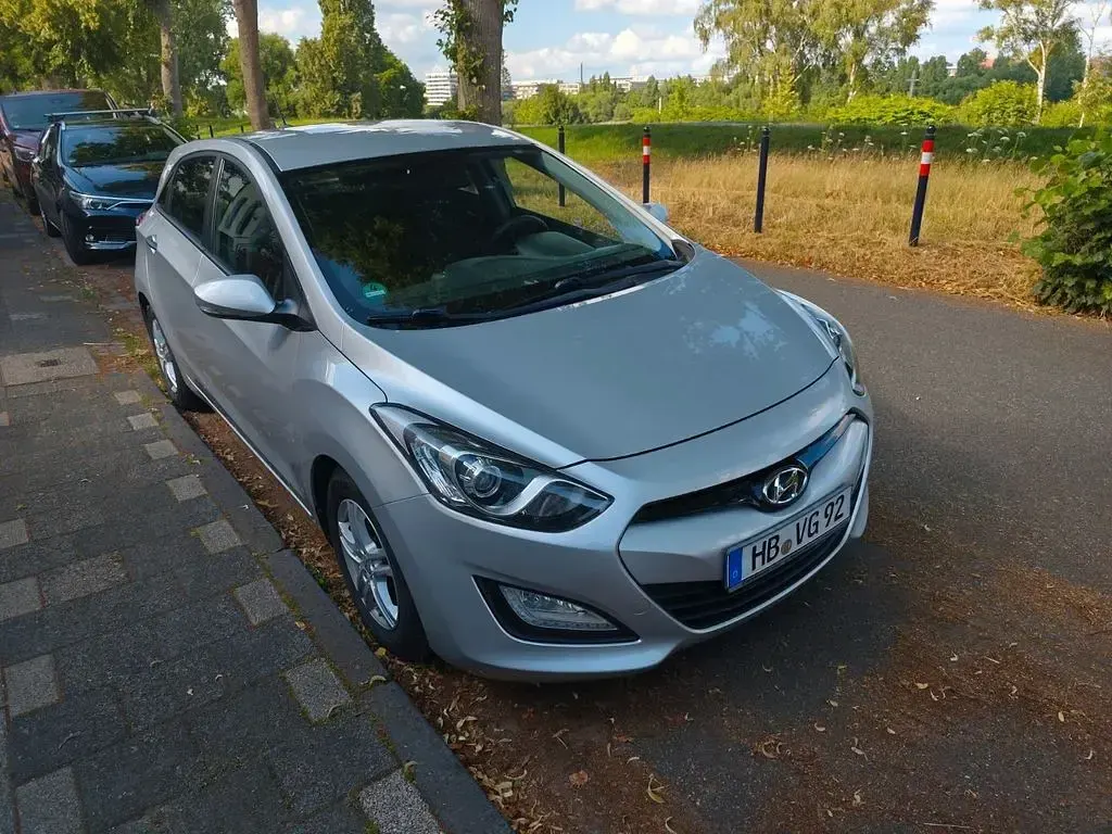 Gebraucht Hyundai i30 90 PS (66 kW) 2013 Silber Limousine