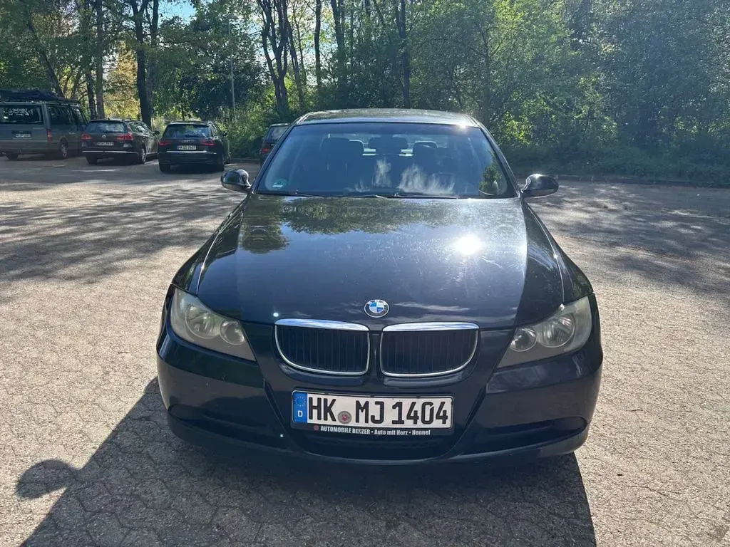 Gebraucht BMW 320 177 PS (130 kW) 2010 Schwarz Limousine