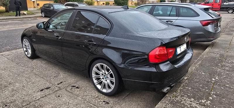Używany BMW 320 184 KM (135 kW) 2012 Czarny Sedan/Limuzyna