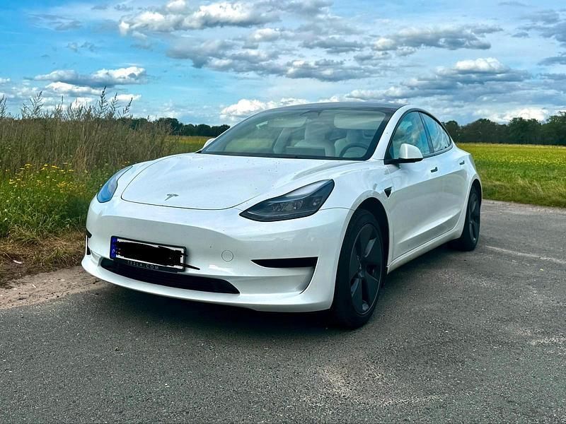 Weiß Gebraucht 2023 Tesla Model 3 Standard Range Plus Limousine | 29.000 € (Guter Preis) - Bild 1/2